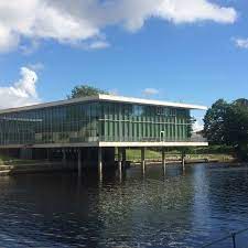 Halmstads stadsbibliotek ligger centralt vid ån nissans östra strand invid kapsylparken i halmstad. Photo0 Jpg Bild Fran Halmstad Stadsbibliotek Tripadvisor