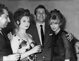 Atlar, köşkler, yatlar katlar, bin bir çeşit kostümler içinde yaşarken. Belgin Doruk Un Hikayesi Sonu Akil Hastanesinde Bitti