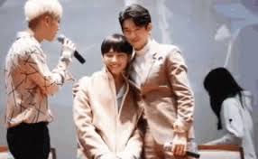 Jinyoung in comparison to jb/jaebum has a 'longer' face. Jb And Jinyoung Hug Gif Jb And Jinyoung Hug Discover Share Gifs