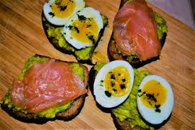 Puoi aggiungere alcuni condimenti come peperoncino chipotle, pepe di cayenna, paprika, pepe bianco o altri (come sale condito o una miscela di condimenti senza sale come spike o mrs. Avocado Toast Come Si Prepara Il Panino Piu In Voga Del Momento