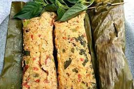 Ada bumbu kuning dan putih, pepes ala jawa timuran berbumbu tajam dan pedas atau pepes ala sunda yang berbumbu ringan dan sedikit manis. 3 Resep Pepes Tahu Mudah Dan Sederhana Ala Dapur Sendiri