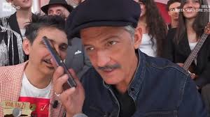 La stoccata di Fiorello sullo sciopero Rai: "Il Governo nega l'ingerenza:  lo confermerà il ministro Lollobrigida conducendo il Tg1"