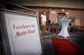 Günstige möbel und gebrauchte haushaltsgeräte finden zu fairen preisen. Kunstaktion In Waiblingen Ein Fundburo Fur Nicht Dinge Rems Murr Kreis Stuttgarter Zeitung