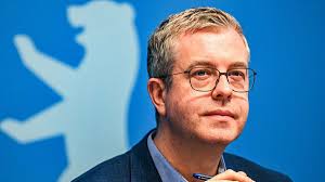 Weihnachtsmarkt in Berlin: Finanzsenator Stefan Evers wird niedergebrüllt