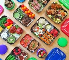 09.00 = sarapan 12.00 = makan siang 15.30 = camilan sore 19.00 = makan malam 21.00 = camilan malam di luar jam itu, tya tidak mengonsumsi makanan apapun. Bekal Makan Mudah Dan Sehat