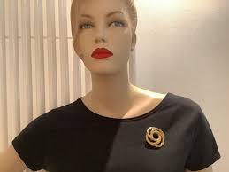 Spilla classica in stile nodo intrecciato placcato oro di Monet