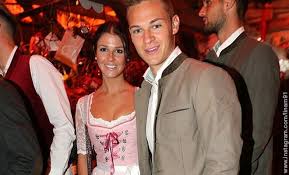 Wenn sie in der öffentlichkeit zu sehen ist, fällt sie indes sofort auf. Kimmich Freundin In Limbrerry Beim Wiesn Besuch Des Fc Bayern