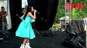 Download lagu cinta tiga segi adela mp3 dapat kamu download secara gratis di downloadlagu123.net. Arlida Putri Cinta Segitiga Om Adella Live Kalimantan 22 Juli 2018 Youtube