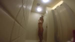 Une fille ivre se masturbe sous la douche - Vidéos porno amateur gratuites,  porno finlandais