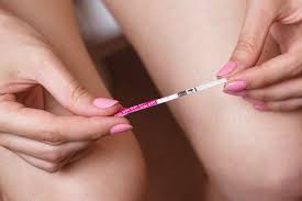 Ein bis zwei tage vor dem eisprung und am tag selbst, ist die wahrscheinlichkeit auf eine schwangerschaft am größten. Ovulationstest So Wendest Du Ihn Richtig An Brigitte De