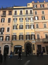 È situato in una zona panoramica a pochi chilometri da roma,nel comune di poli, ed è dotata di un ampio parcheggio riservato e di un vasto parco che la circonda e che garantisce quiete e un ambiente salubre. Giorgio De Chirico House Museum Wikipedia