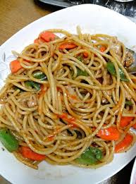 自制意大利面酱材料:蘑菇150克,洋葱250克,番茄150克,牛肉糜150克 (以上材料可以个人口味增减)蒜15克,黄油15克,食用油20克, (清油,橄榄油都行)适量黑胡椒、盐、酱油、料酒或葡萄酒 (都是提味，多了会起反作用) 各种各样的意大利面酱 (黑胡椒要多放一些，比较好吃，另外盐要多放些，自己做过有些淡~)番茄酱350克，不要买番茄沙司，太甜了，买不到番茄酱就自己做 (最后附上. é»'èƒ¡æ¤'ç‚'æ„é¢æ€Žä¹ˆåš é»'èƒ¡æ¤'ç‚'æ„é¢çš„åšæ³• è±†æžœç¾Žé£Ÿ