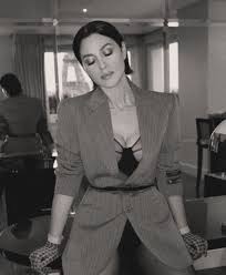 Zazire od estetskih operacija i upravo je zbog toga obožavaju širom svijeta. Monica Bellucci In L Officiel Magazine Italy February 2020 Iscoopboye Celebrity Gossips Lifestyle News Entertainment Fashion