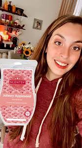 Melanie Bemis's Instagram, Twitter & Facebook