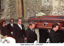 Nach seinem geschäft mit dem italienischen model lory del santo, das am 21. Pa News Foto 28 03 91 Rock Legende Eric Clapton Mit Schauspielerin Lori Del Bei Der Beerdigung In St Maria Magdalena Kirche Ripley Surrey Fur Ihren Sohn Conor 4 Jahre Alt Starb Vor Acht Tagen