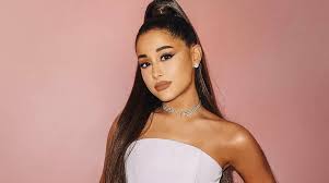 Born in boca raton, florida, grande began her career at age 15 in the 2008 broadway musical 13. Ariana Grande Vyhodit Zamuzh Ee Roskoshnoe Kolco Bukvalno Oslepilo Fanatov