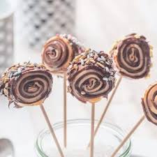 Des Crepes Roulees Natures Et Au Chocolat Presentees Sous Forme De Sucettes Pour Une Chandeleur Ludique Recette Sucette Dessert Fraise