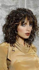 Gelockte Frisuren Mit Pony Fur 2019 Frisuren Madame Frisur Hairstyle Hairstyles Naturalhairs Lockige Frisuren Naturlocken Frisuren Frisuren Schulterlang