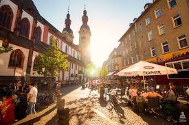 Die seite für den einblick in die altstadt koblenz. Altstadt Koblenz Im Sommer Eis Geniessen Bei Schonsten Wetter Koblenz Altstadt Sommer