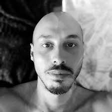 Copilul este pe jumătate MAMI, pe jumătate TATI. El nu îl iubește pe unul  mai mult și pe unul mai puțin. Inima lui e suficient de încăpătoare pentru  amândoi. Chiar și după