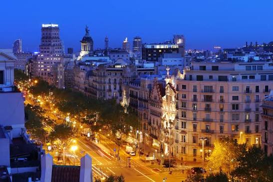 Paseo de Gràcia: Elegancia Modernista y Escaparates de Lujo