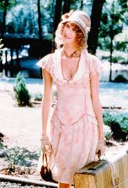 A young woman who exudes sexuality battles temptation. Rambling Rose 1991
