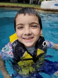 swimming with kween Yasmin marie m. Asistido :)