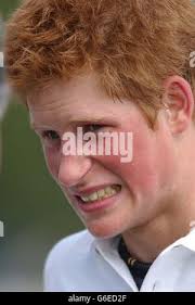 Le Prince Harry a été capitaine de l'équipe d'Angleterre au tournoi de polo  des écoles nationales au terrain de polo de Dallas Burston, à Southam, dans  le Warwickshire. Le fils de 18 ans du Prince de Galles jouait dans son  premier international Photo Stock ...