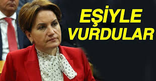 Meral akşener'in ilk bakışta birbirimize vurulmuşuz dediği eşi tuncer akşener ile büyük bir aşk yaşamış ve hala yaşıyor. Meral Aksener I Esiyle Vurdular