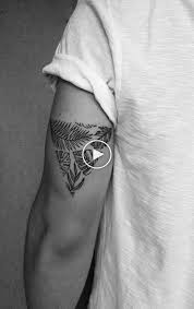 40 Piccoli Disegni Di Tatuaggi Per Uomini Con Significati Profondi Kleines Tattoo Tattoo Designs Handgelenk Tattoos Klein