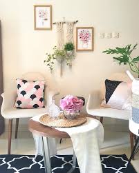 Selain memperindah ruangan, hiasan bunga di ruang tamu akan membuat udara menjadi lebih segar dan nuansa ruangan terasa semakin hidup. 37 Hiasan Ruang Tamu Buatan Sendiri Terbaru