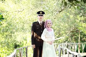 Berikut ini akan diberikan beberapa contoh foto pre wedding berjilbab berbagai pose yang tetap menggunakan konsep tertentu sebagai pengantarnya. Gaya Foto Prewedding Muslim Indoor