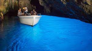 Tra le più rinomate, la grotta azzurra , la grotta del sangue, che si colora di sfumature di rosso, e la grotta dei monaci, in cui le forme che assume la roccia richiamano profili di religiosi. Gita Alle Grotte Di Palinuro In Cilento Marbella Club