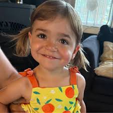 Everybody keeps talking about how Shanks 💀'd a child but I'm like 99% sure  she's an adult and just really short. Kidd isn't the type to let kids in  his crew as