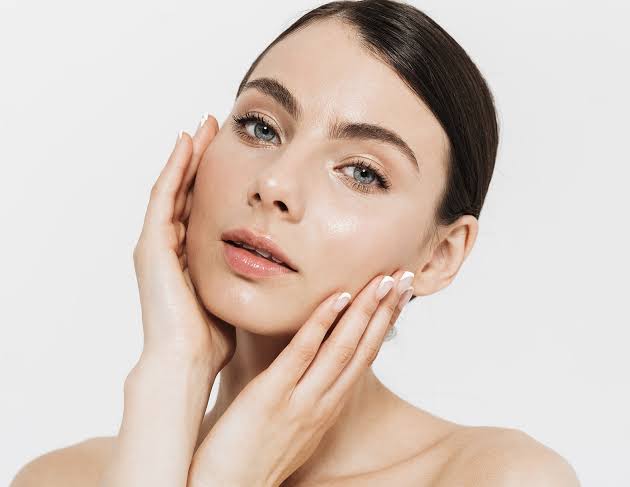 Lifting chirurgical du visage à Paris - Technique et tarif - Dr Vahedi