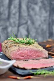 Saftiges Roastbeef Mit Thymian Rotwein Sauce Zimt Chili Rezept Roastbeef Saftig Lebensmittel Essen