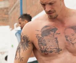 Tatuaze wiezienne mozna czesto zobaczyc na filmach z tej kategorii. Dlaczego Szwedzki Aktor Ma Polskie Tatuaze Powstancze O2 Serce Internetu