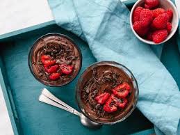Aspettate un minuto, poi mescolate con una frusta fino ad ottenere una crema liscia e. Ricetta La Ricetta Della Mousse Al Cioccolato Per San Valentino Pronta In 10 Minuti Cook