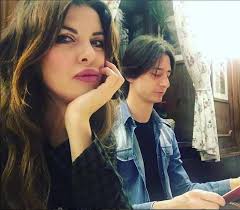 Quale occasione migliore per sfoggiare il suo corpo scolpito in spiaggia. Alba Parietti Biografia Eta Altezza Instagram Figlio E Oggi