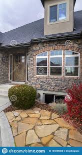 13 fachadas de casas modernas con revestimiento de piedra casas top. Camino Vertical Y Jardin Frente A Una Casa Urbana Foto De Archivo Imagen De Casero Perilla 169255868