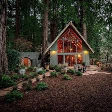 Le Maitre Mot De Ce Genre D Habitation Ecologique L Autonomie La Maison Positive Voit Plus Loin Et P En 2020 Maison Autosuffisante Maison Ecologique Type De Maison