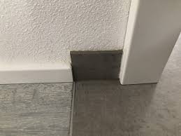 Sie dienen der verschönerung des übergangs zwischen fußboden und wand. Sockelleisten Bei Fliesen Bzw Holzboden Innenausbauforum Auf Energiesparhaus At