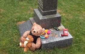 Whether you are intending to decorate for a new year party or halloween, these christmas grave decorations are vivacious enough to blend in more thrills to the. Creative Seasonal And Personal Ways To Decorate Headstones Everplans