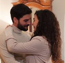 Taa Uzak Yollardan Kostum Geldim Senin Kollarina In 2020 Couples In Love Insta Photo Ideas Favorite Celebrities