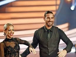 Benjamin piwkos großvater erich walter († 1987) war chirurg und deutscher meister im kugelstoßen. Let S Dance Star Benjamin Piwko Will Um Seine Ehe Kampfen