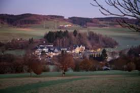 So Schon Ist Es In Den Fruhen Morgenstunden Im Sauerland Blick Auf Das Romantikhotelplatte Vom Golfparkrepetal Golf Courses Field