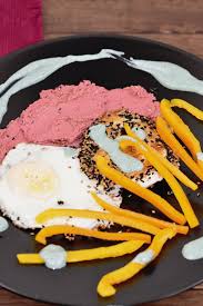 Knusprige Spiegeleier Mit Hummus Und Tahini Sauce Zimt Chili Rezept Spiegeleier Hummus Rote Beete