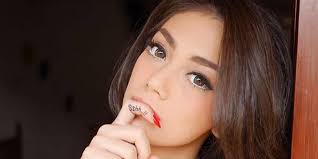 Celine sering disebut telah merebut stefan william dari mantan kekasihnya, natasha willona hingga isu hamil di luar nikah. Profil Celine Evangelista Pemain Film Kutukan Suster Ngesot