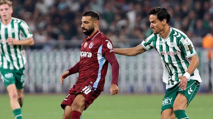 Konyaspor-Trabzonspor maçından bir mücadele anı