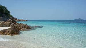 Pulau redang menyediakan paling banyak kemudahan percutian dan penginapan, termasuk dua pusat peranginan besar dan beberapa chalet. Enam Lagi Tempat Menarik Yang Wajib Dilawati Di Pulau Perhentian